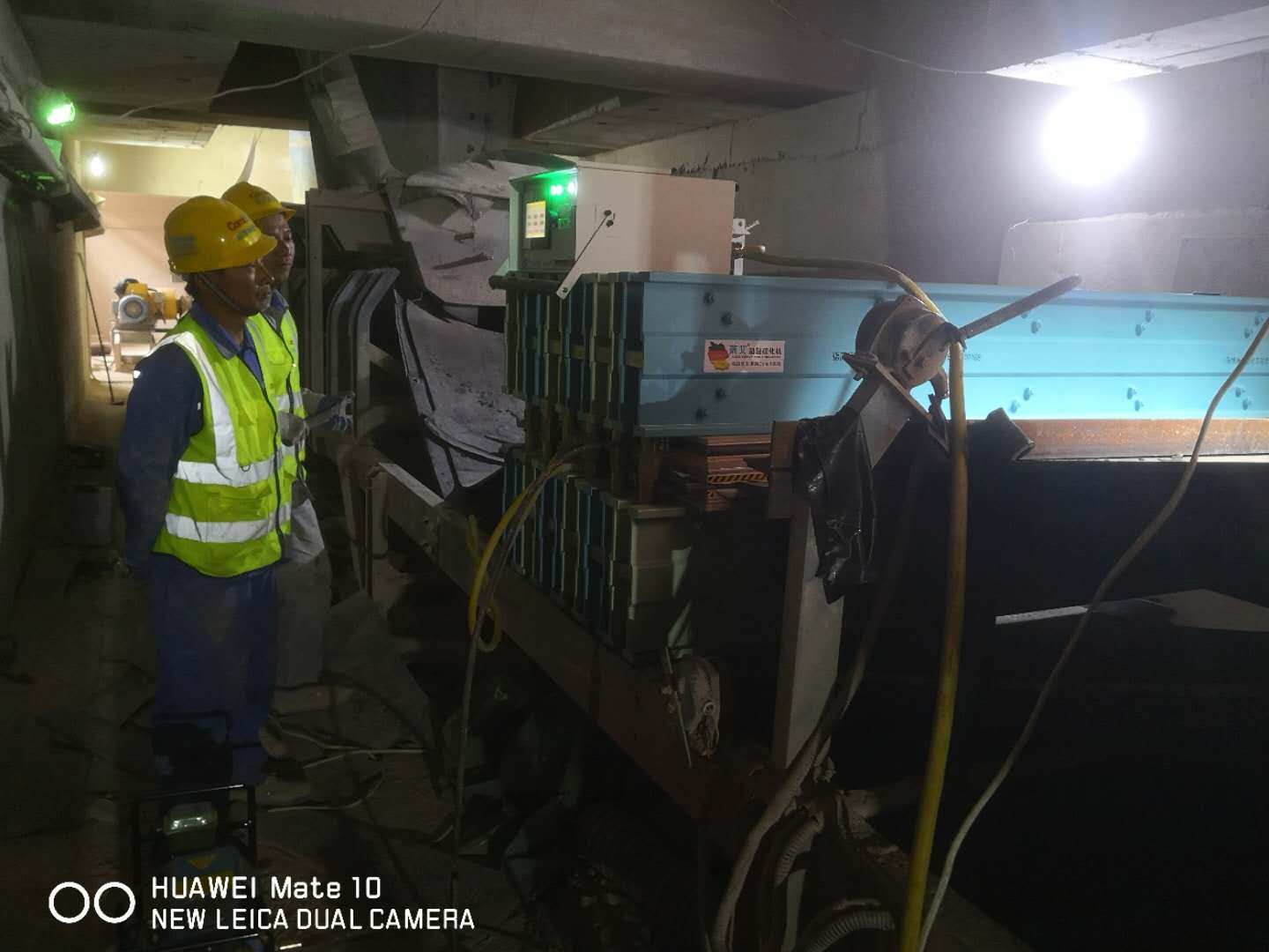 两米二超轻硫化机工作现场